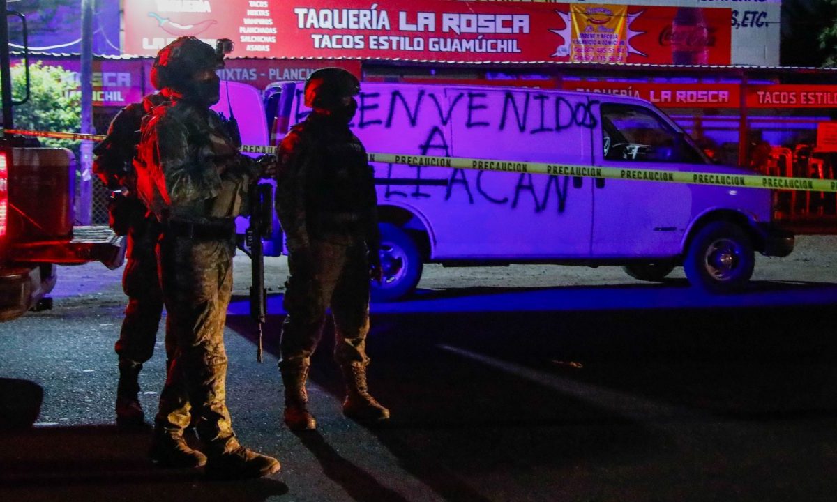 Con la leyenda "Bienvenidos a Culiacán", así fue hallada una camioneta blanca con varios cuerpos apilados en su interior.