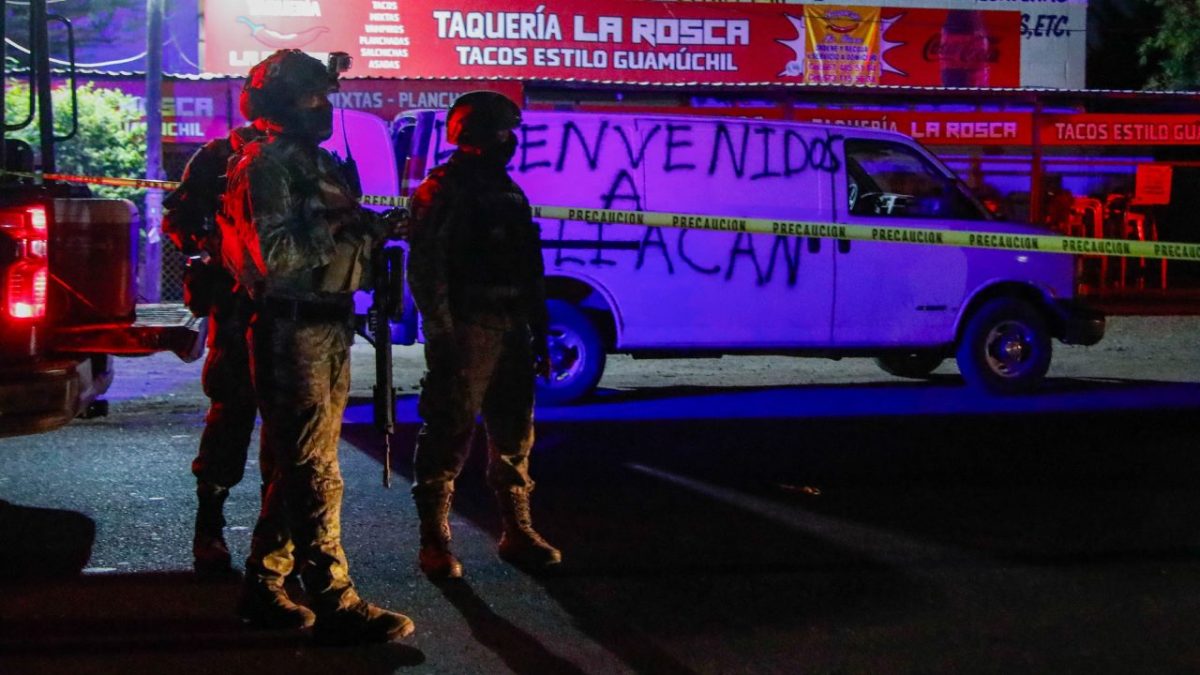 Con la leyenda "Bienvenidos a Culiacán", así fue hallada una camioneta blanca con varios cuerpos apilados en su interior.