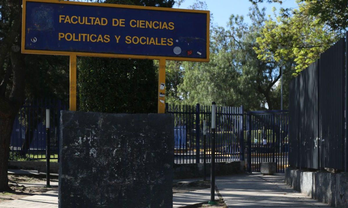 Un grupo de estudiantes tomaron las instalaciones de la Facultad de Ciencias Políticas y Sociales de la UNAM.