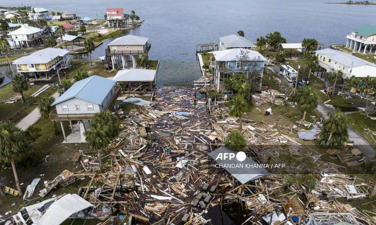 La potente tormenta 'Helene' azotó los estados del este y medio oeste de Estados Unidos, donde deja al menos 44 muertos.