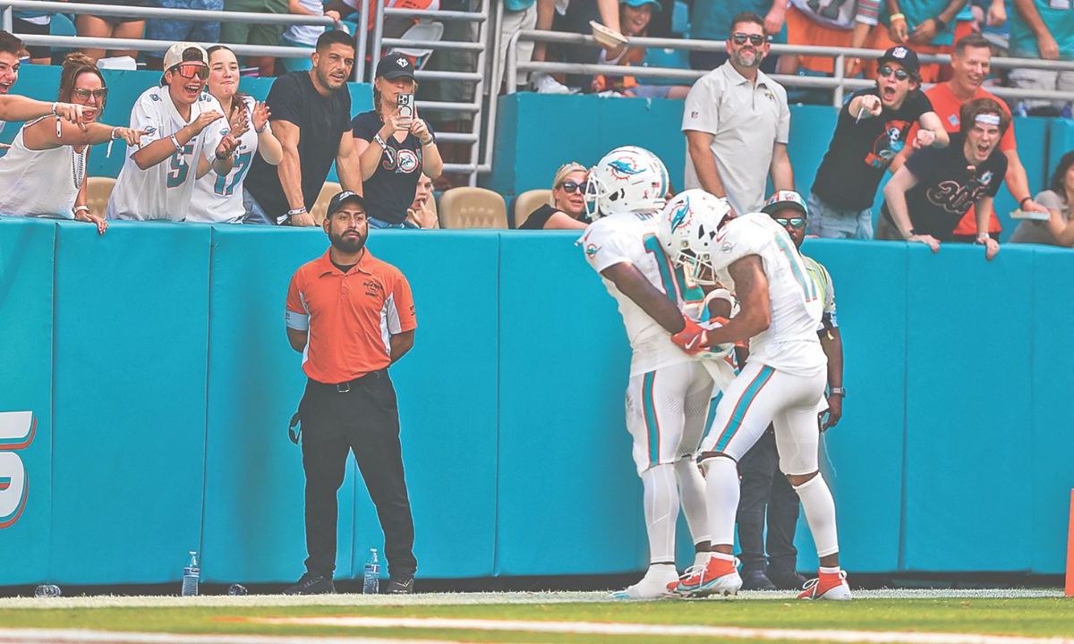 Despreocupado por alguna otra sanción que pueda recibir en el futuro, Tyreek Hill celebró el touchdown conseguido en la victoria de 20-17 de los Delfines ante Jaguares