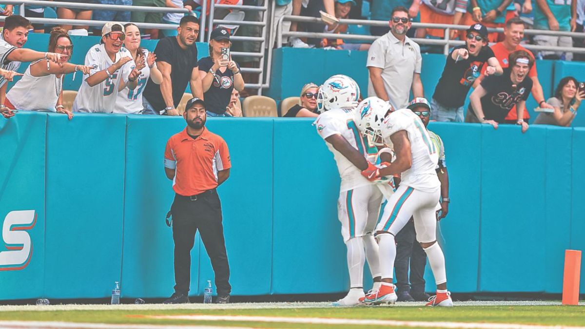 Despreocupado por alguna otra sanción que pueda recibir en el futuro, Tyreek Hill celebró el touchdown conseguido en la victoria de 20-17 de los Delfines ante Jaguares