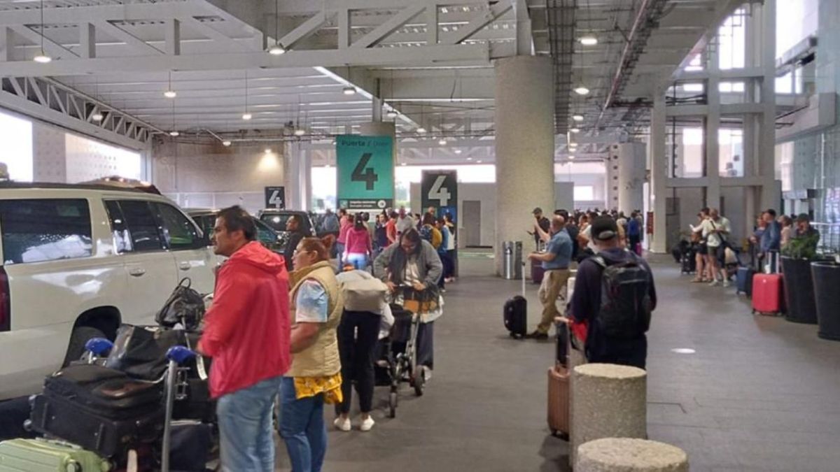 Inconformidad. El fin de semana pasado usuarios reclamaron filas de hasta una hora en la Terminal 2 del AICM para poder abordar un taxi autorizado. 