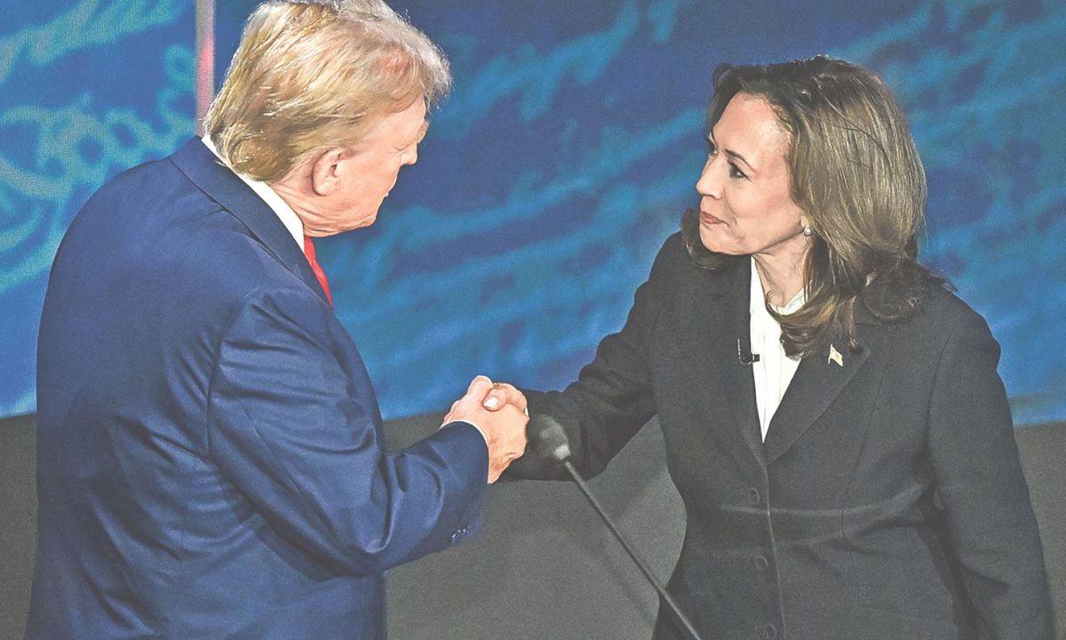 SORPRESA. Los candidatos se dieron la mano en su primer encuentro; la vicepresidenta tomó la iniciativa.