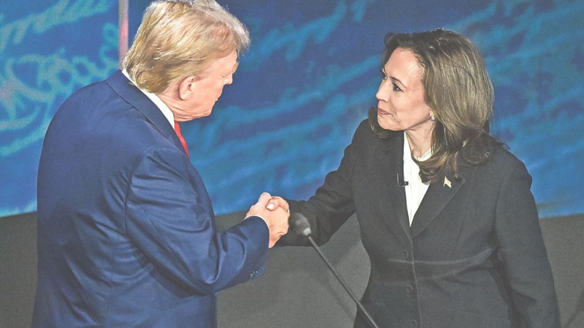 SORPRESA. Los candidatos se dieron la mano en su primer encuentro; la vicepresidenta tomó la iniciativa.