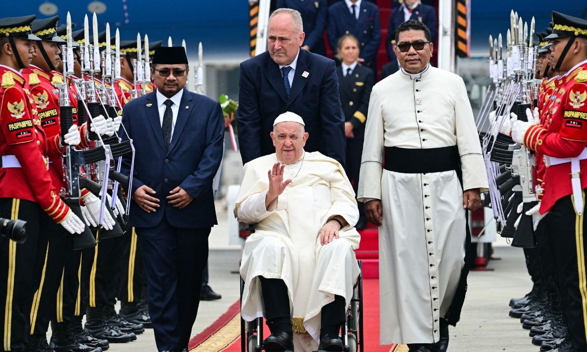 COMPROMISO. A pesar de sus 87 años, el Papa llegó al país asiático tras un largo vuelo, para comenzar una gira por Asia y Oceanía y enfrentando un desafío físico.