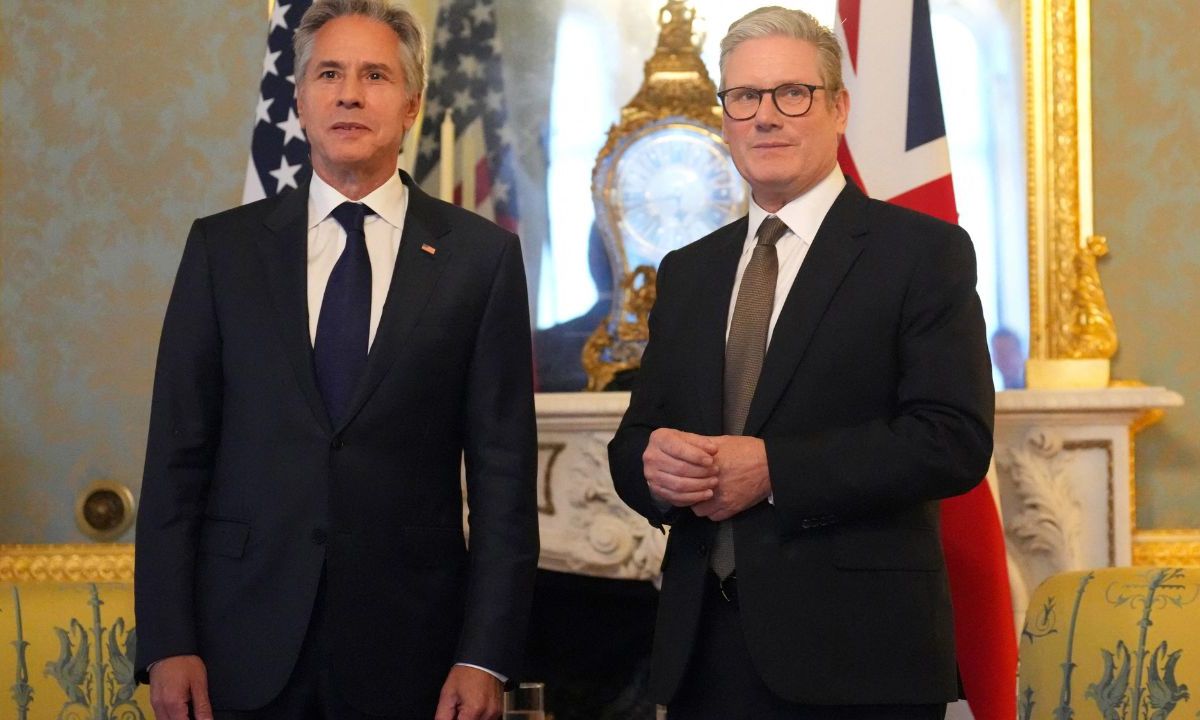 ACUSACIONES. Antony Blinken, en Londres, junto a Keir Starmer, confirmó que el país islámico planea enviar misiles balísticos a Rusia en las próximas semanas.