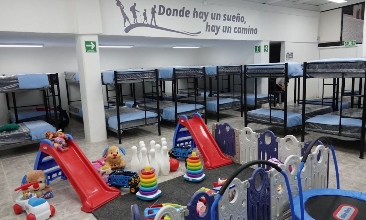 Equipado. Ubicado en la calle Roma 40, colonia Juárez, el recinto contaba con consultorio médico, servicio social, atención jurídica, área de juegos para niños, camas, sanitarios y comedor.