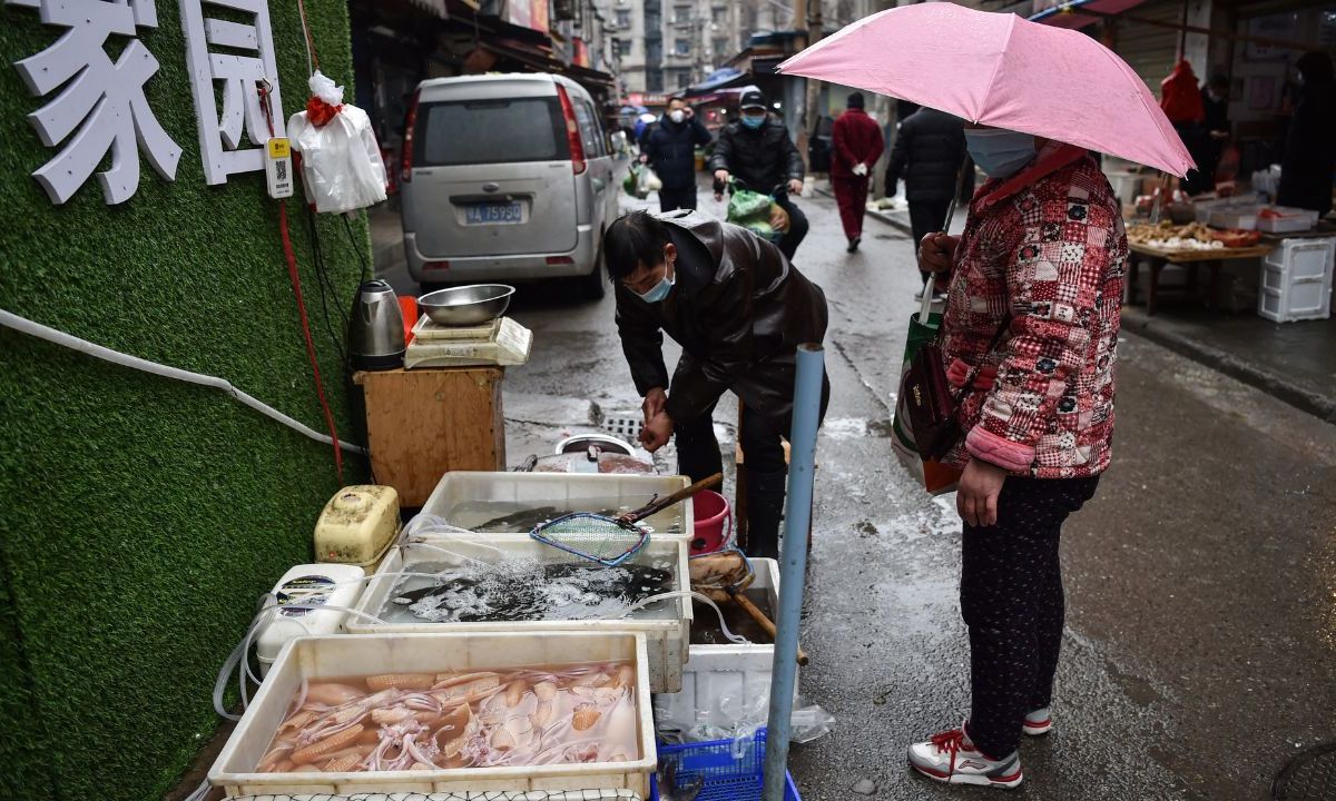 ZOONOSIS. El estudio reafirma la conexión entre el mercado de Huanan y el Covid-19, destacando el papel de animales salvajes como posibles huéspedes del virus.