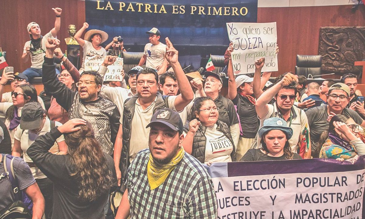 Polarización. Pese a las protestas en ambas sedes del Senado, la reforma fue aprobada con 86 votos a favor y 41 en contra.