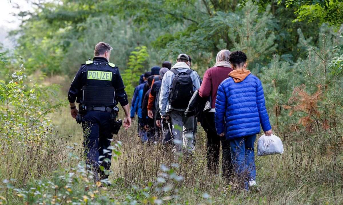 Alemania introducirá controles temporales en todas sus fronteras terrestres con el objetivo de frenar la inmigración irregular al país, informó una fuente gubernamental.