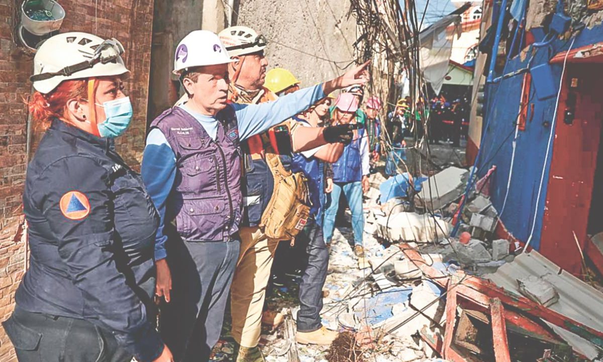 Solidaridad. Giovani Gutiérrez, alcalde de la demarcación, acudió al lugar del siniestro para brindar ayuda y apoyo a los afectados.