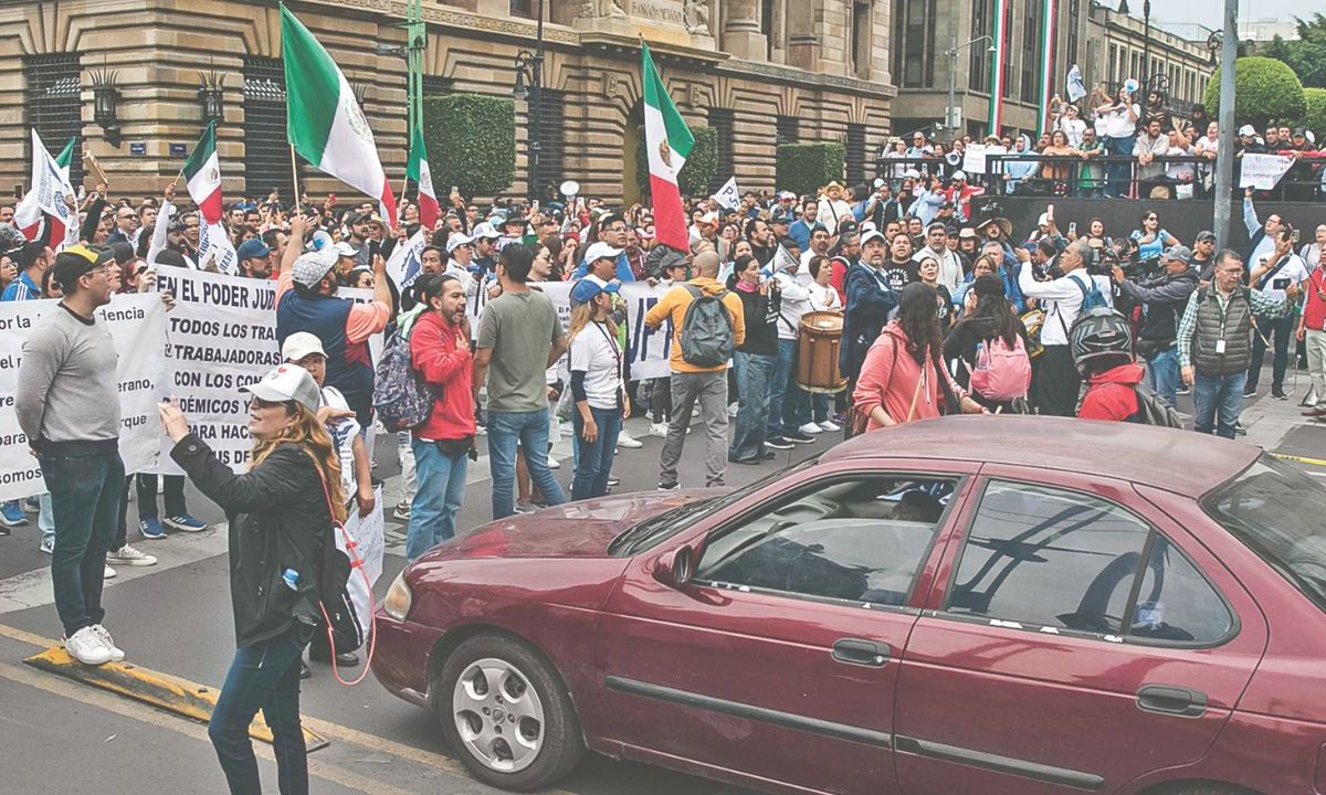 Siguen protestas. Trabajadores del Poder Judicial que se oponen a la aplicación de la reforma se manifestaron en las inmediaciones del Banco de México