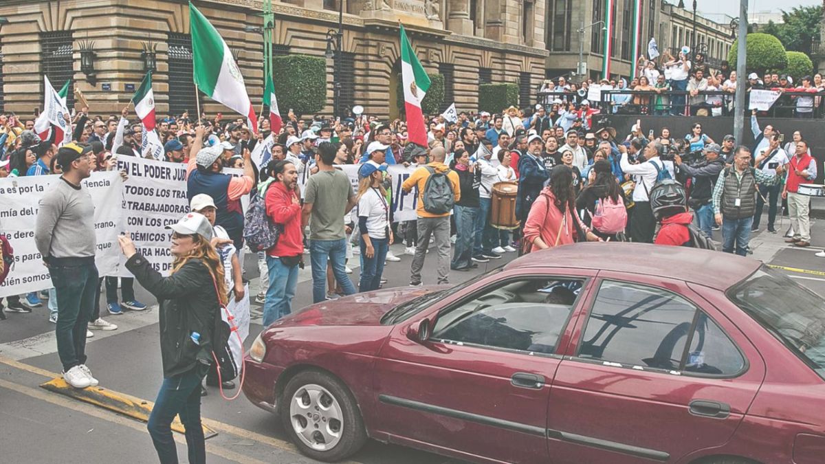 Siguen protestas. Trabajadores del Poder Judicial que se oponen a la aplicación de la reforma se manifestaron en las inmediaciones del Banco de México