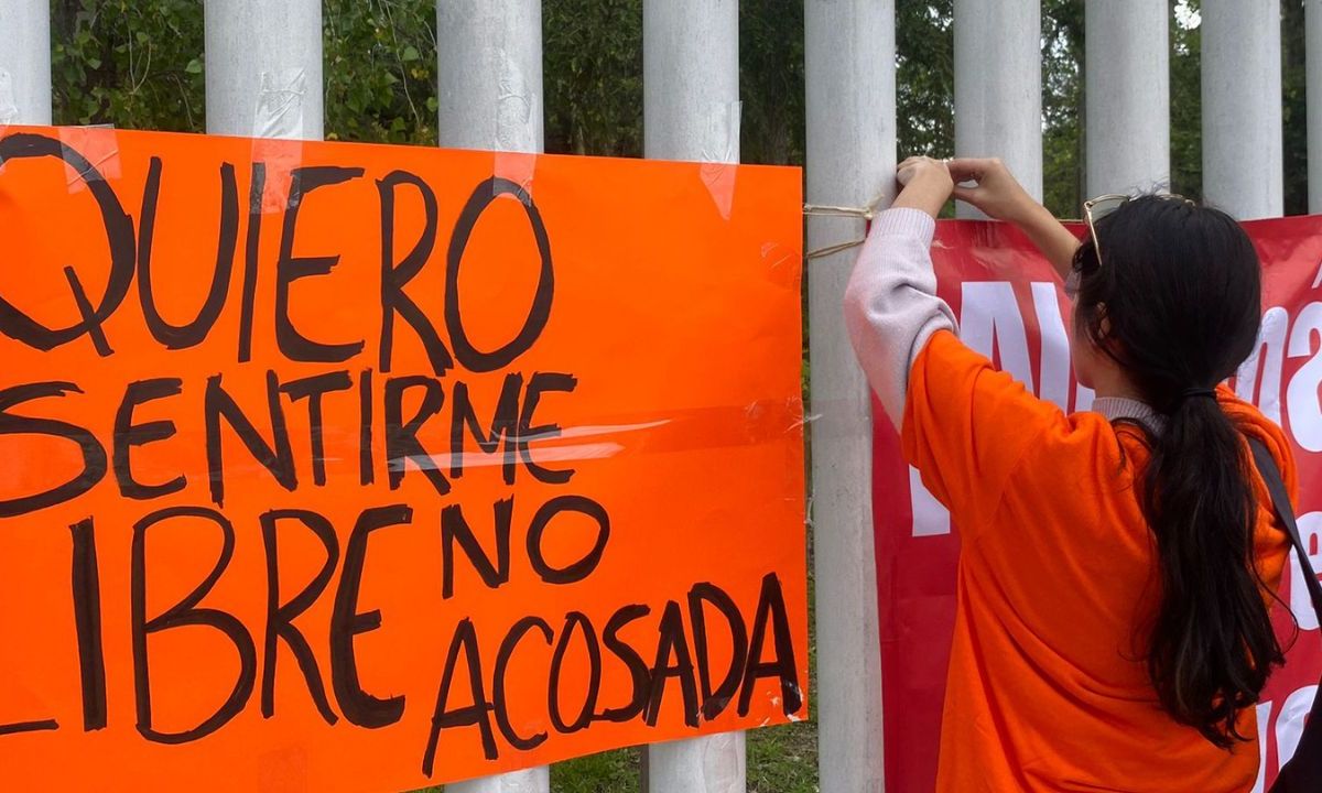 Este miércoles se llevó a cabo una manifestación al exterior del Tec de Monterrey, en Puebla capital, sobre la Vía Atlixcáyotl en la que alumnas