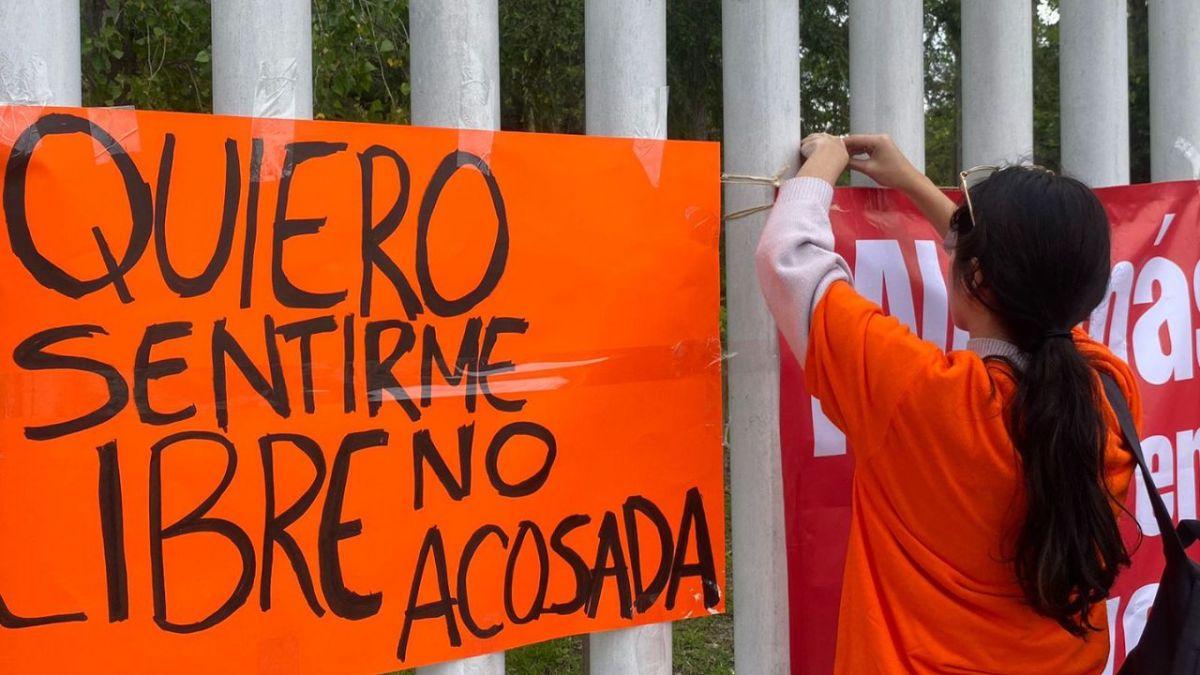 Este miércoles se llevó a cabo una manifestación al exterior del Tec de Monterrey, en Puebla capital, sobre la Vía Atlixcáyotl en la que alumnas