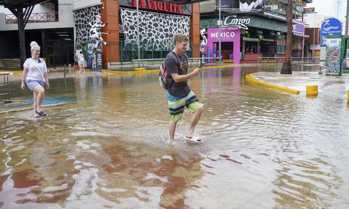 CANCÚN. La zona hotelera de Cancún reportó inundaciones por la caída de postes y árboles. Unos 67 mil turistas se refugiaron en albergues.