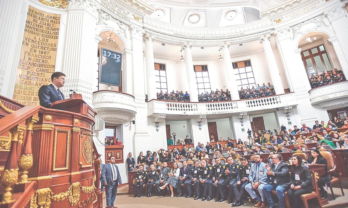 Pruebas. Los diputados reconocieron los resultados de Pablo Vázquez en la SSC, quien dijo que en los últimos años se desmantelaron 295 grupos criminales.