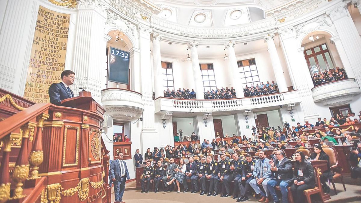 Pruebas. Los diputados reconocieron los resultados de Pablo Vázquez en la SSC, quien dijo que en los últimos años se desmantelaron 295 grupos criminales.