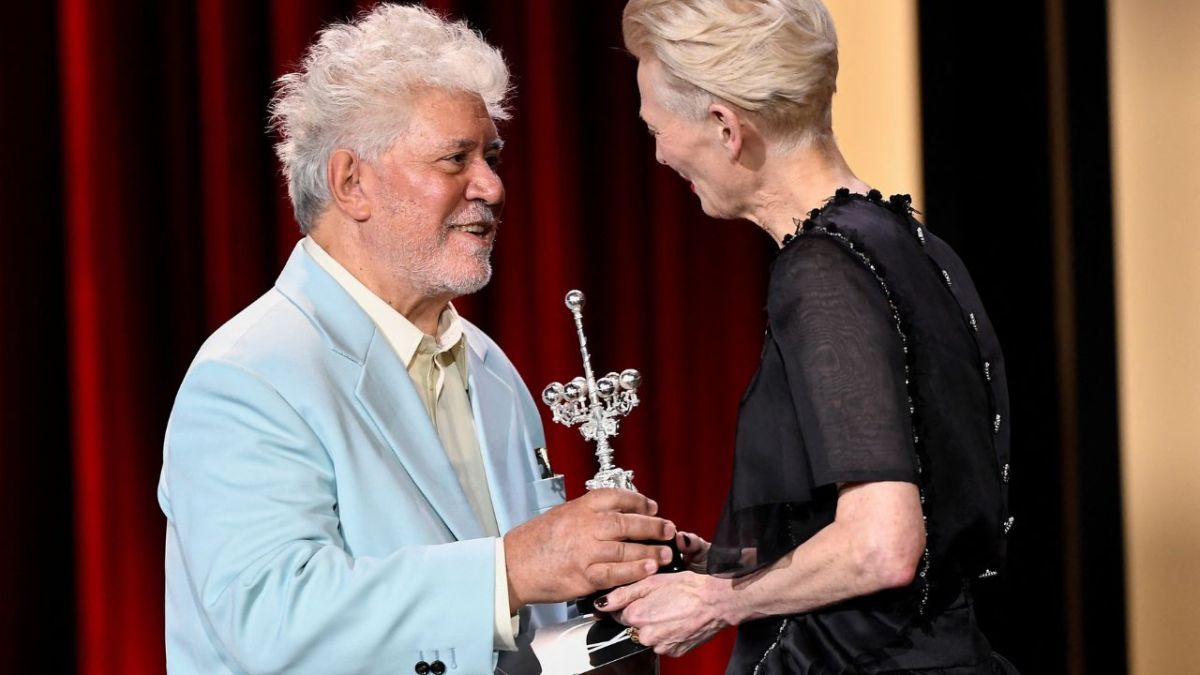 Pedro Almodóvar recibe el Premio Donostia de manos de la actriz británica Tilda Swinton