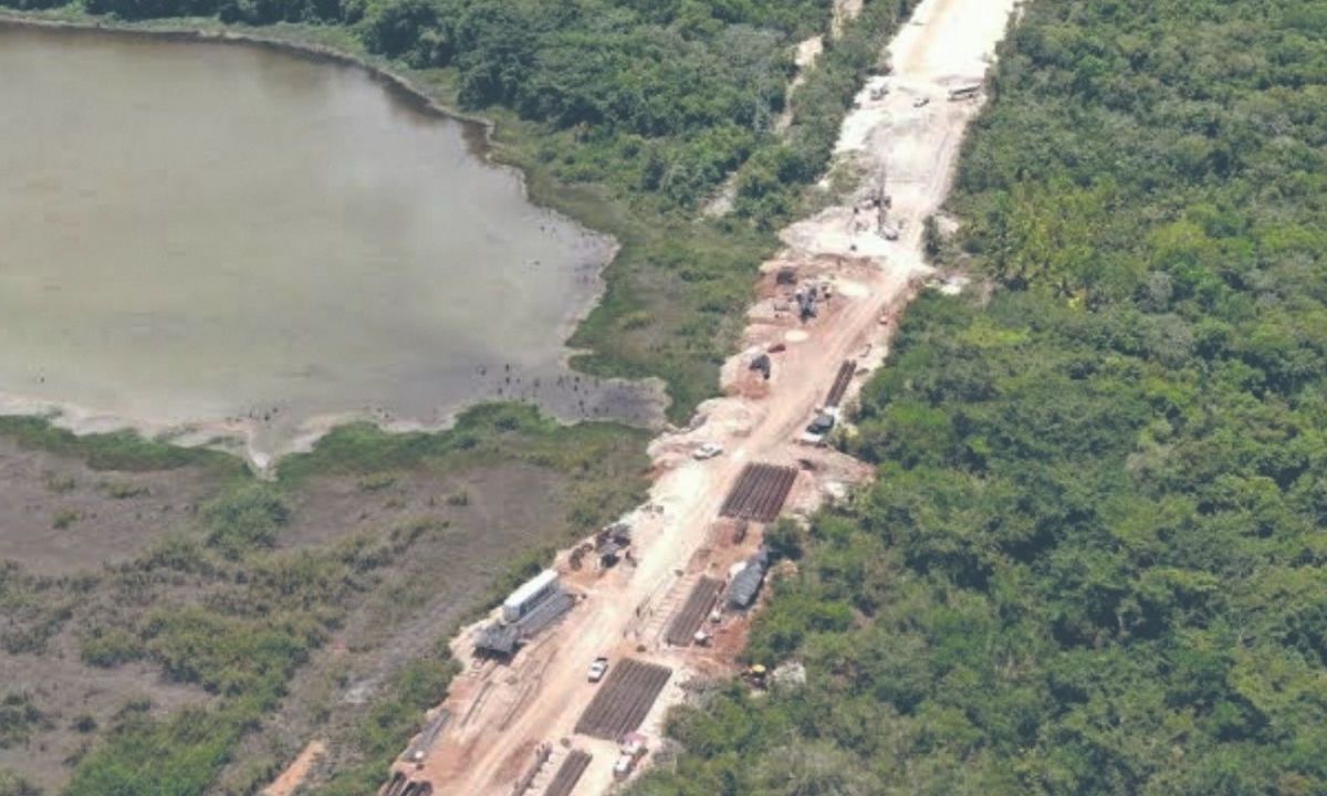 Planicie. En la zona, que tiende a inundarse cada temporada de lluvias, se construyó un terraplén para el proyecto ferroviario.