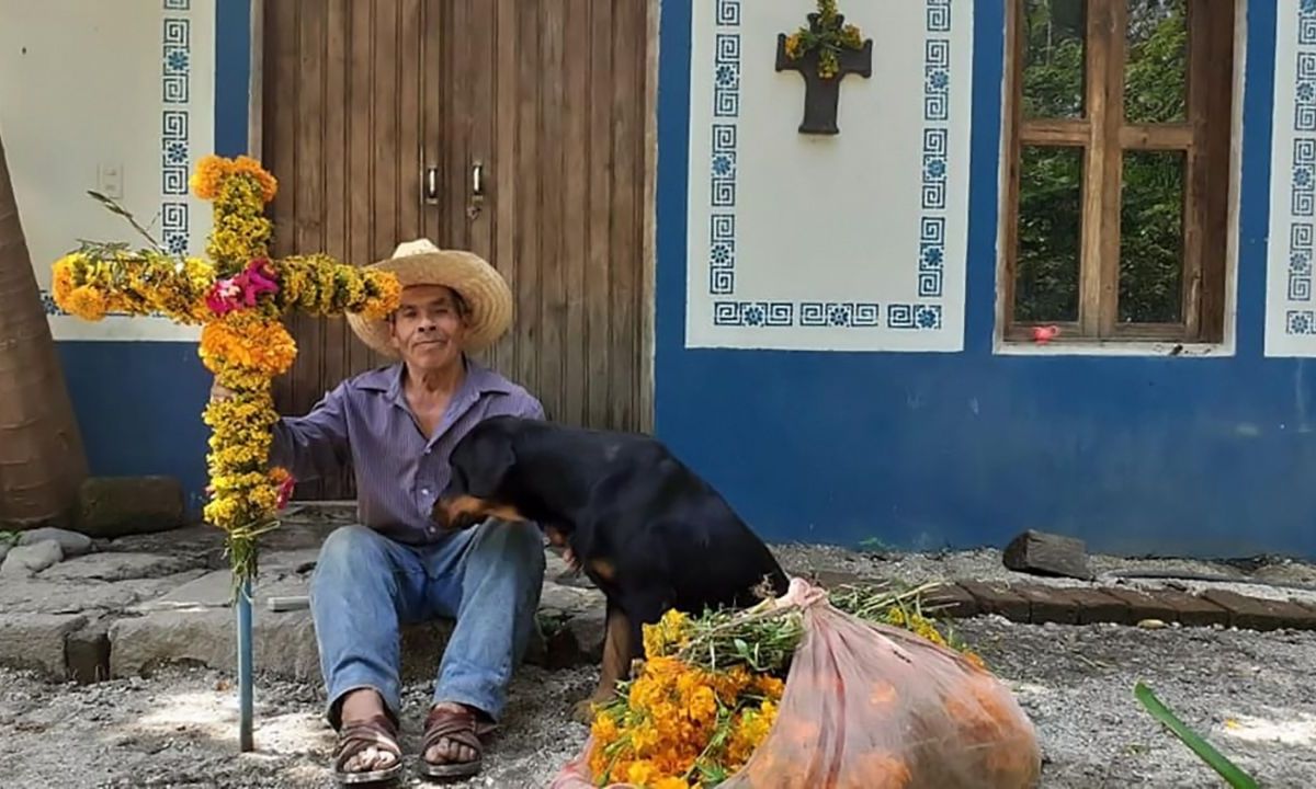 Productores arman cruces de pericón para proteger sus cultivos.