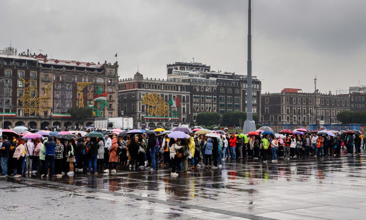 Precaución. En varias zonas de la Ciudad de México las personas evacuaron viviendas, edificios y oficinas como medida de seguridad ante los reportes.