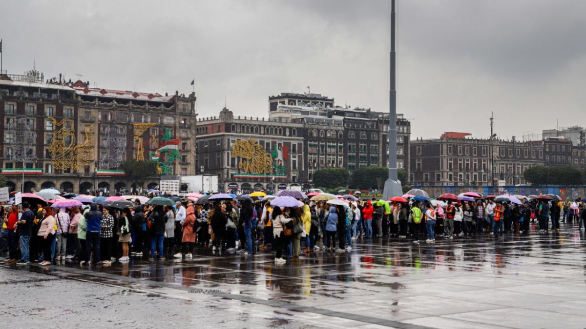 Precaución. En varias zonas de la Ciudad de México las personas evacuaron viviendas, edificios y oficinas como medida de seguridad ante los reportes.