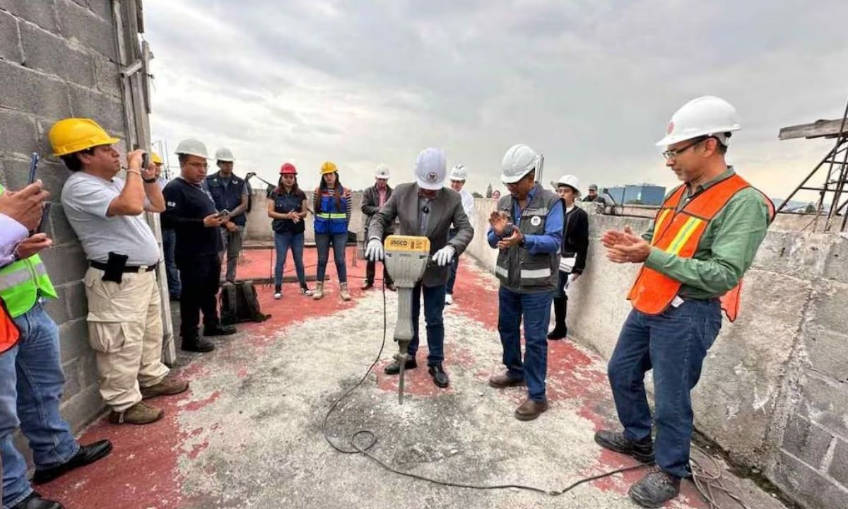 Firme. Durante la demolición en un inmueble ubicado en la colonia Reforma Iztaccíhuatl Norte, el alcalde Armando Quintero advirtió cero tolerancia a la corrupción inmobiliaria,