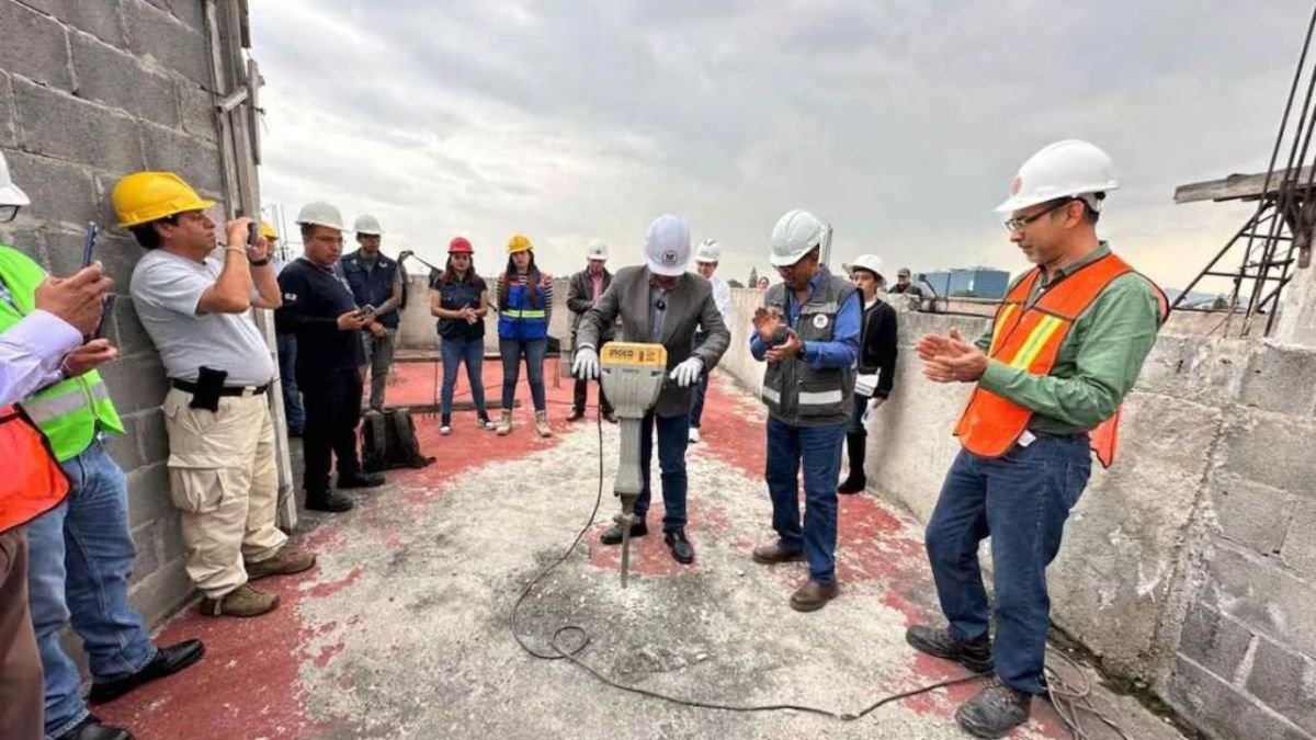 Firme. Durante la demolición en un inmueble ubicado en la colonia Reforma Iztaccíhuatl Norte, el alcalde Armando Quintero advirtió cero tolerancia a la corrupción inmobiliaria,