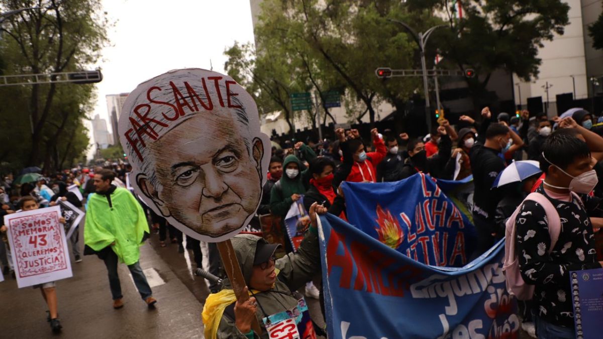 Fuego. Pese a los destrozos realizados a diversas tiendas a su paso, los manifestantes llegaron a un Zócalo completamente amurallado, desde donde acusaron dos veces de traidor al Presidente 