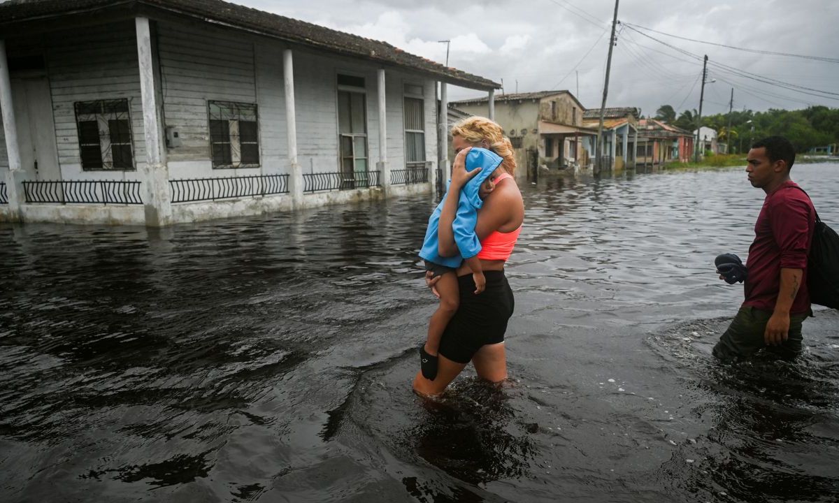 APOYO. Las operaciones de rescate y recuperación siguen en marcha ante el caos generado por la tormenta en seis estados.