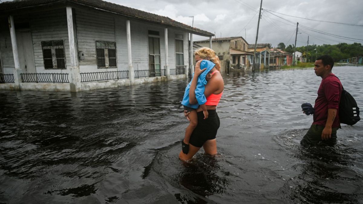 APOYO. Las operaciones de rescate y recuperación siguen en marcha ante el caos generado por la tormenta en seis estados.