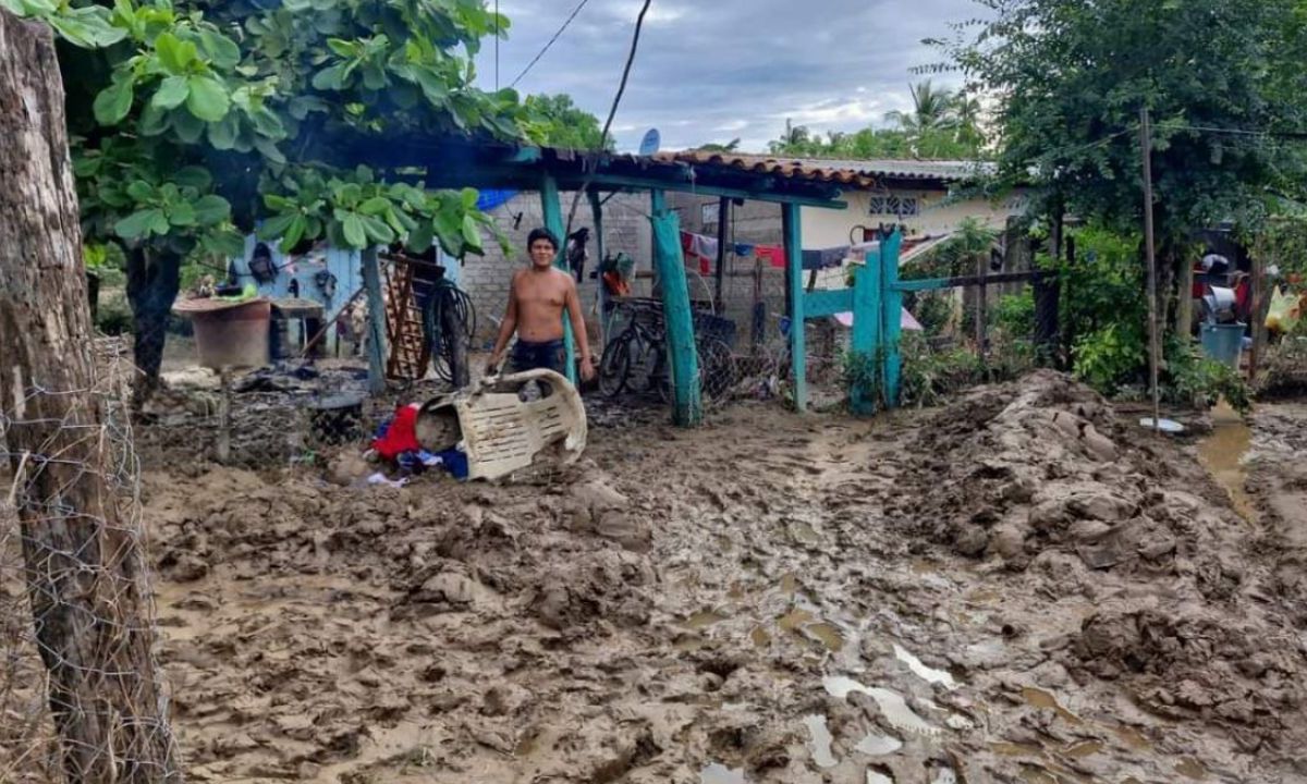 DAÑOS. Acapulco vuelve a ser zona de desastre. Sus habitantes caminan entre lodo y basura, la lluvia paró hace 2 días pero sigue bajando de las zonas altas. 