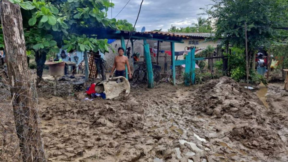 DAÑOS. Acapulco vuelve a ser zona de desastre. Sus habitantes caminan entre lodo y basura, la lluvia paró hace 2 días pero sigue bajando de las zonas altas. 