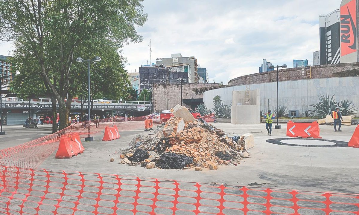 Misión. Trabajadores de la obra, laboran sin parar para tener lista la Glorieta de Insurgentes antes del próximo viernes 4 de octubre.