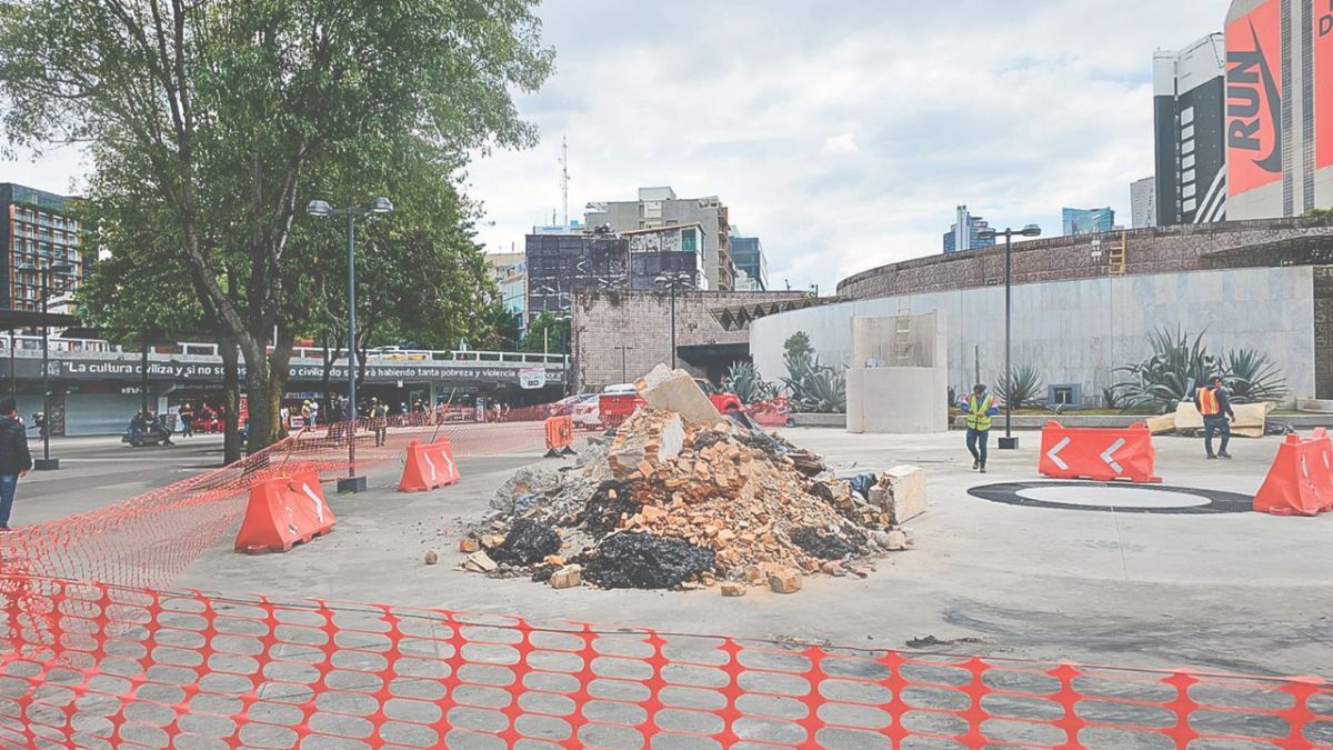 Misión. Trabajadores de la obra, laboran sin parar para tener lista la Glorieta de Insurgentes antes del próximo viernes 4 de octubre.