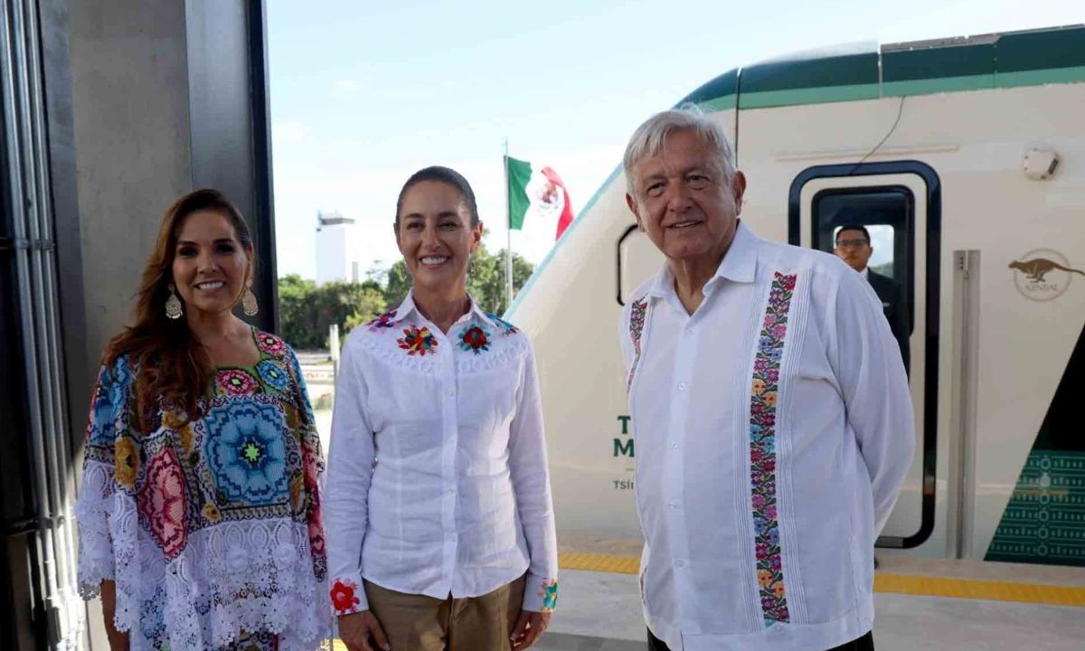 Cierre. En Quintana Roo, el presidente López Obrador hizo entrega de reconocimientos a los ingenieros que participaron en la construcción del Tren Maya.