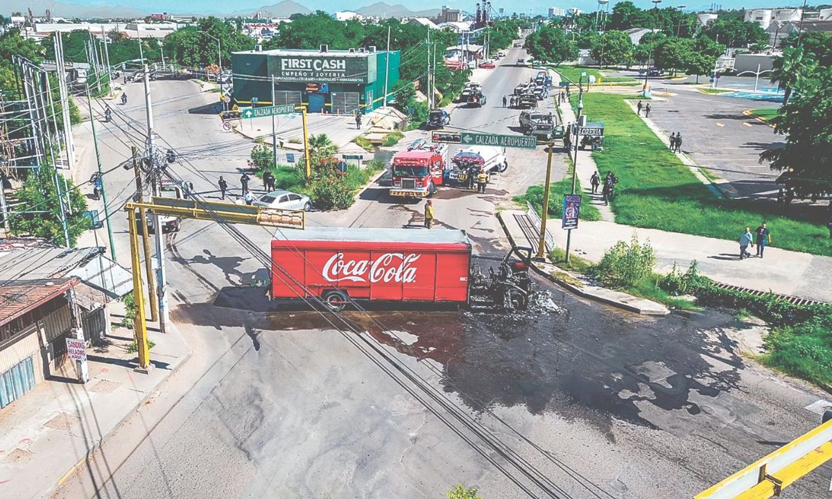 BLOQUEO. Un camión de una refresquera fue colocado y quemado para evitar el paso.