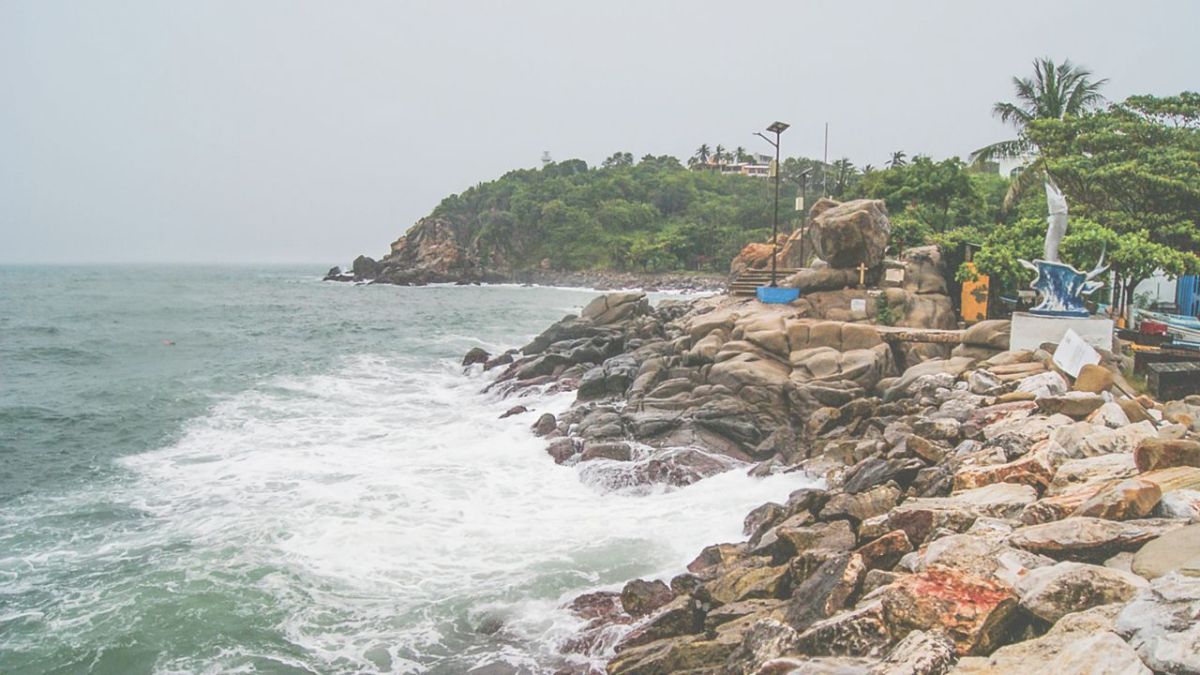 ALERTA. En Puerto Escondido, lancheros, habitantes y turistas se preparan para la llegada de John.