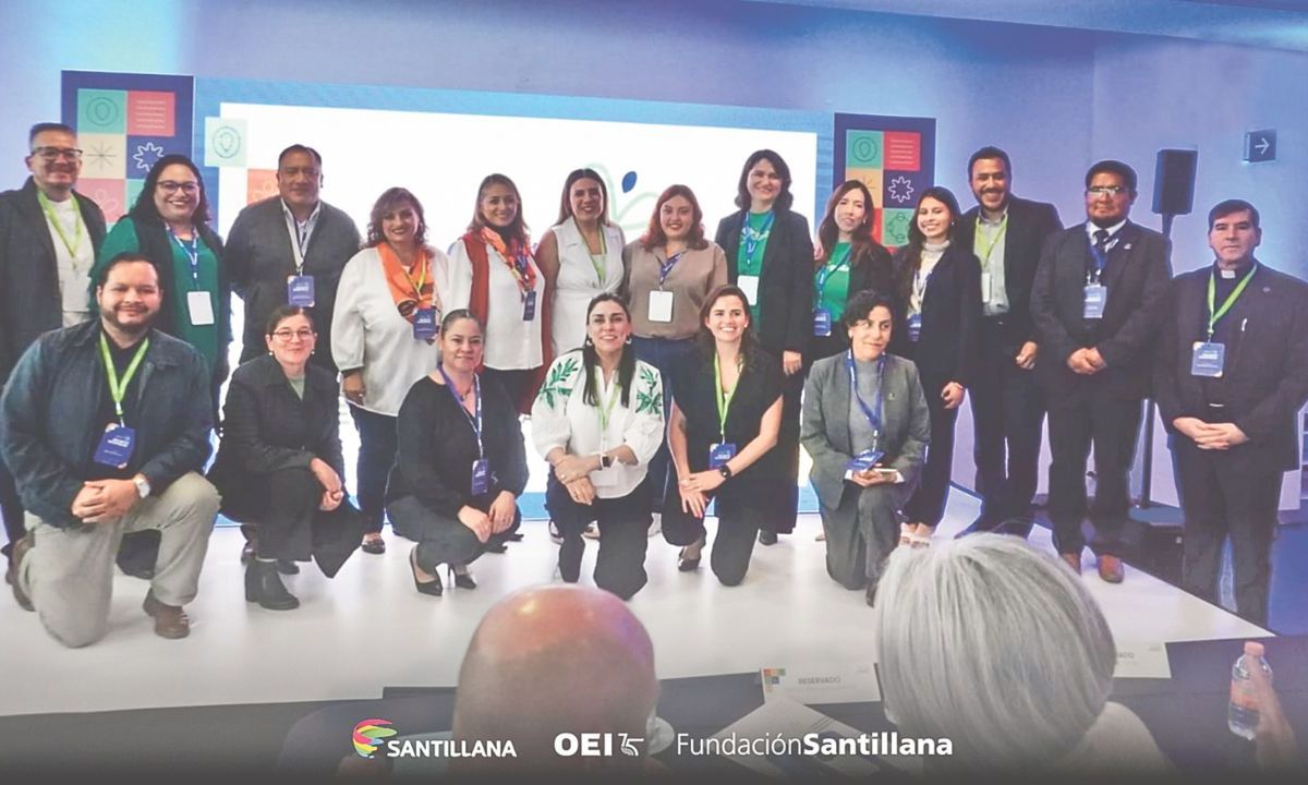 Galardón. Durante la ceremonia de premiación acudieron directivos y representantes de los 10 colegios finalistas del concurso.