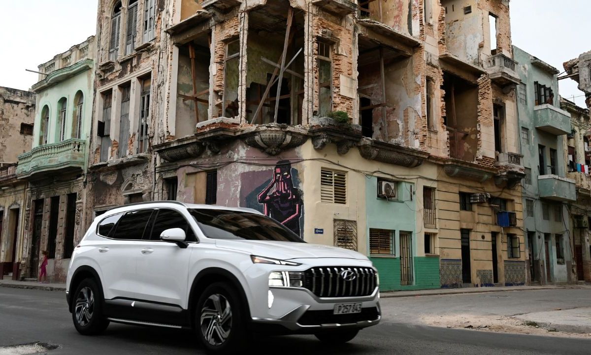 Flamantes Mercedes Benz, camionetas pick up, jeeps Wrangler y hasta algunos Tesla: en medio de una fuerte crisis económica en Cuba