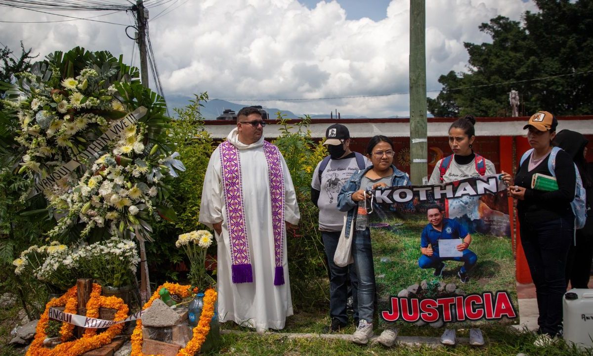 CONSUELO. Flores fueron colocadas en el lugar donde murió Yanqui Kothan Gómez Peralta.