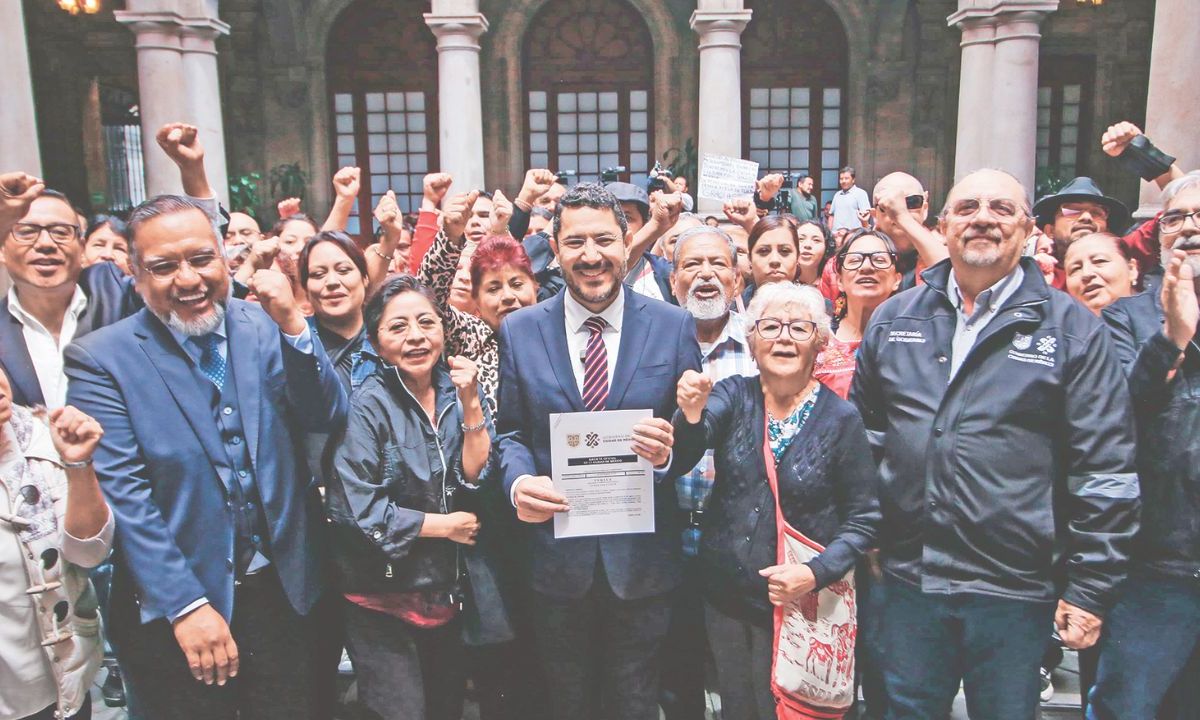 Alcance. Martí Batres explicó que ya es un derecho constitucional capitalino brindar recursos para mejorar barrios y colonias.