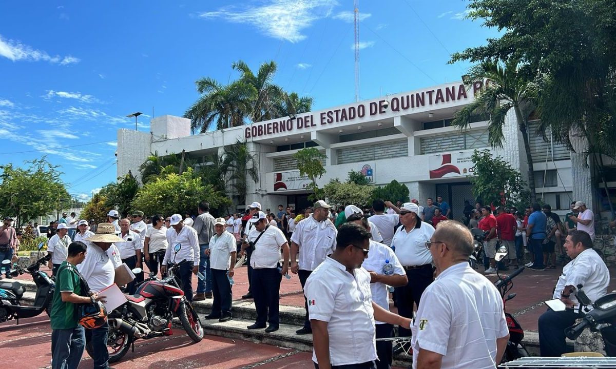 INCONFORMES. Miembros del sindicato de taxistas local se manifestaron mientras autoridades sostenían una reunión con operadores de aplicación.