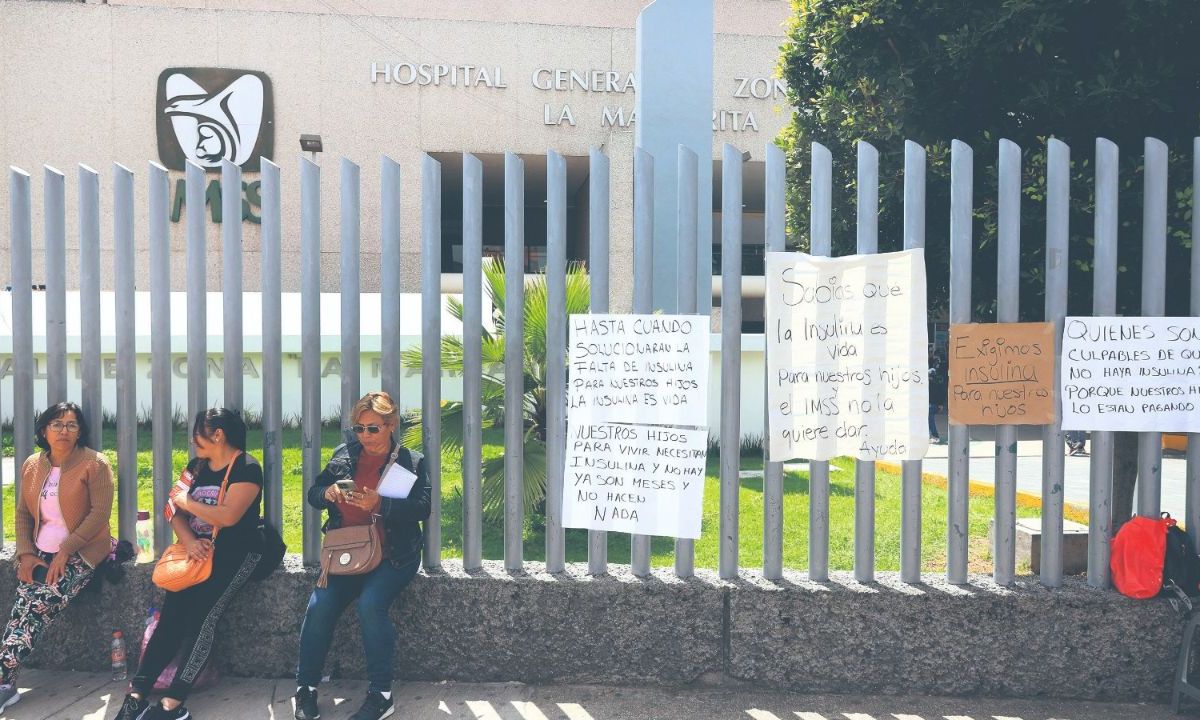 PROTESTA. Madres de familia se manifestaron este martes frente al Hospital de La Margarita, donde pegaron pancartas para exigir la entrega del medicamento.