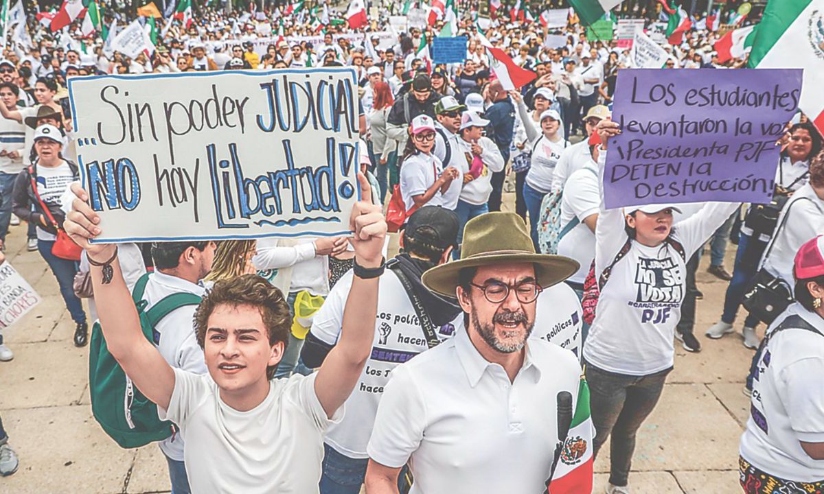 Al grito de “Sin Poder Judicial; ¿quién te va a amparar?” y “¡México escucha, esta es tu lucha!” trabajadores del Poder Judicial y estudiantes se manifestaron en contra de la reforma propuesta por el presidente Andrés Manuel López Obrador