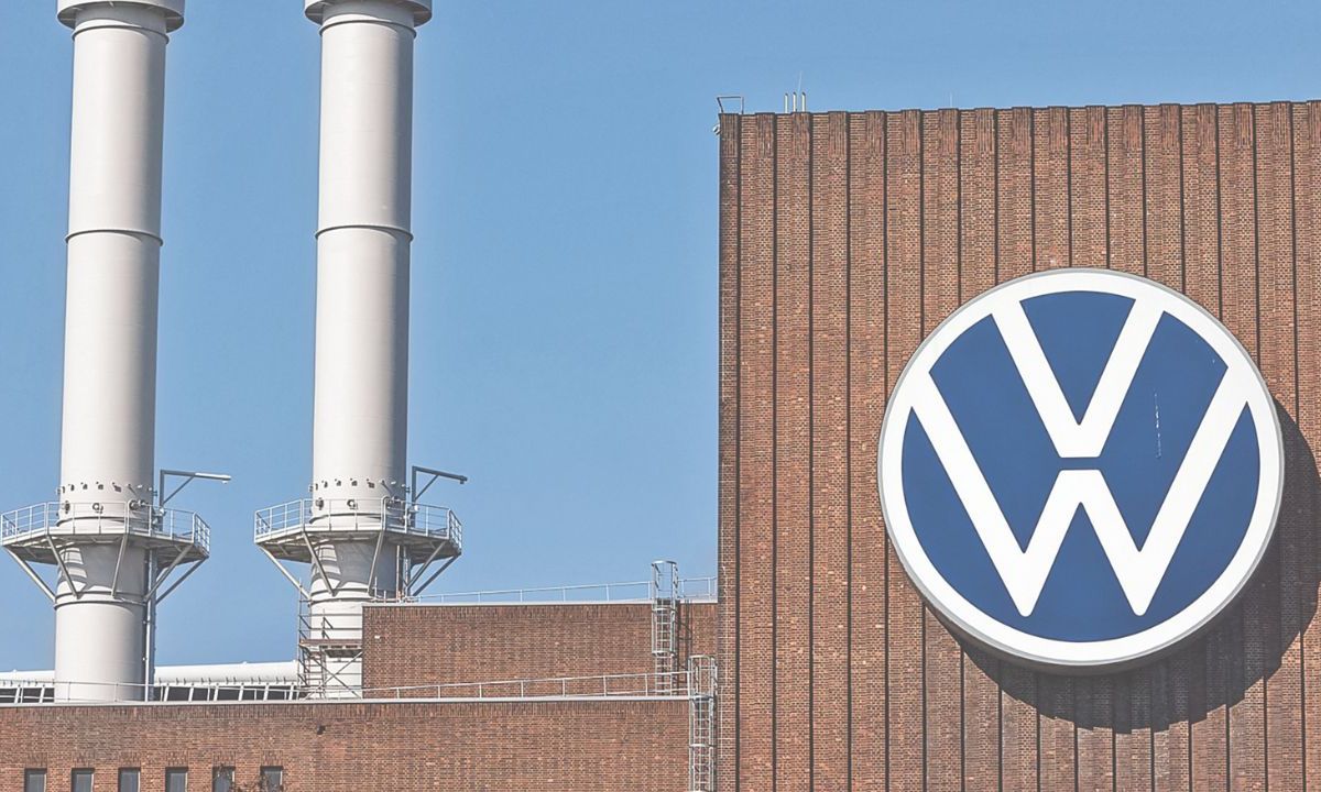 El primer grupo automovilístico europeo, Volkswagen, anunció ayer una reestructuración de su actividad sin precedentes en la historia de la empresa