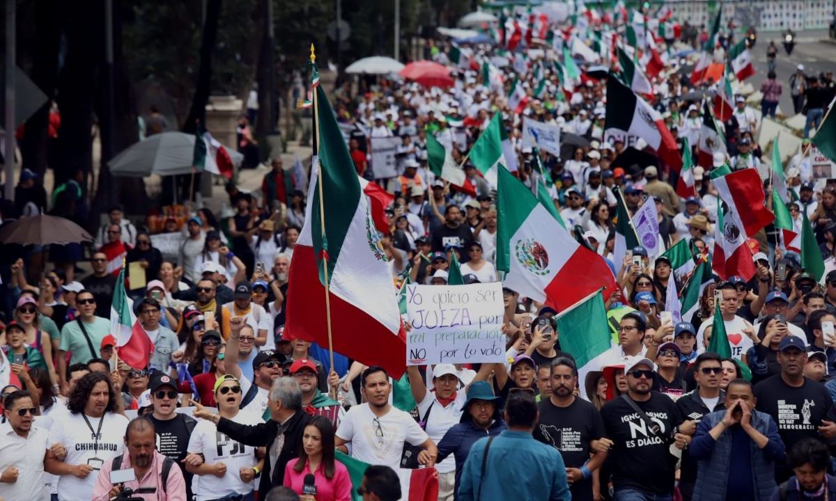 Manifestación. Tras la aprobación de la reforma al PJ las protestas continúan, cientos de personas se pronunciaron en contra portando banderas de México como estandarte.