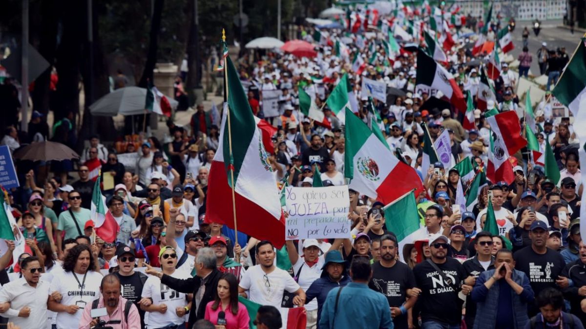 Manifestación. Tras la aprobación de la reforma al PJ las protestas continúan, cientos de personas se pronunciaron en contra portando banderas de México como estandarte.